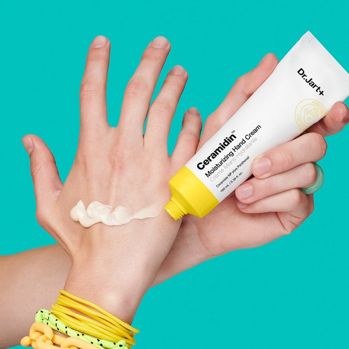 Dr.Jart+ Ceramidin Moisturizing Hand Cream 100 ml påføres på hånden med dens rige og cremede tekstur.
