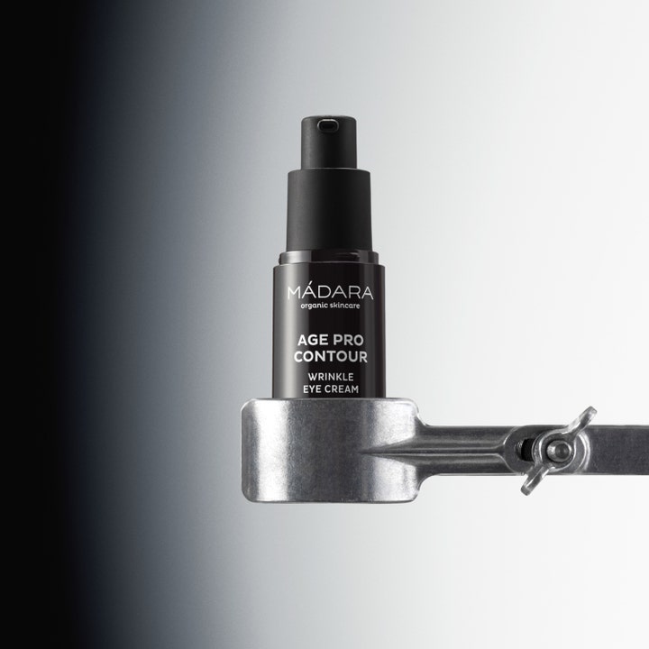MÁDARA AGE PRO Contour Wrinkle Eye Cream 15 ml rynkeudglattende øjencreme i sort flakon fastgjort i en metalklemme.