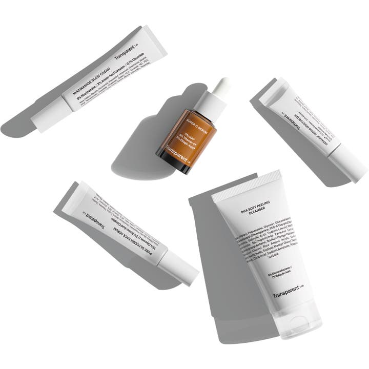 Niche Beauty Lab Transparent Lab Discovery Kit med fem hudplejeprodukter i hvide tuber og en brun serumflaske