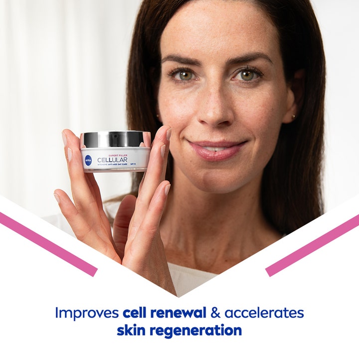 NIVEA Cellular Expert Filler 50 ml anti-age dagcreme i krukke holdt af smilende kvinde for hudfornyelse.