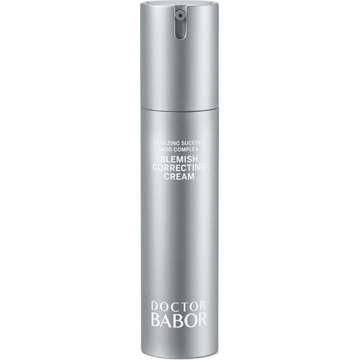Doctor Babor Blemish Correcting Cream 50 ml ansigtscreme mod urenheder i en stilren sølvfarvet cylinderflaske.