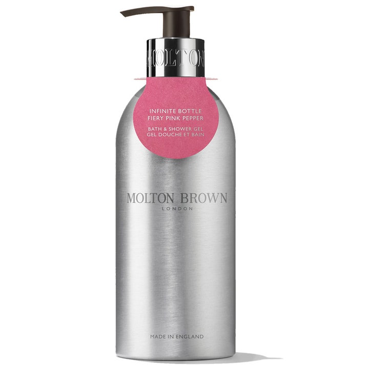 Molton Brown Fiery Pink Pepper Bath & Shower Gel opfriskende kropsvask i en elegant sølvfarvet Infinite Bottle med pumpe.