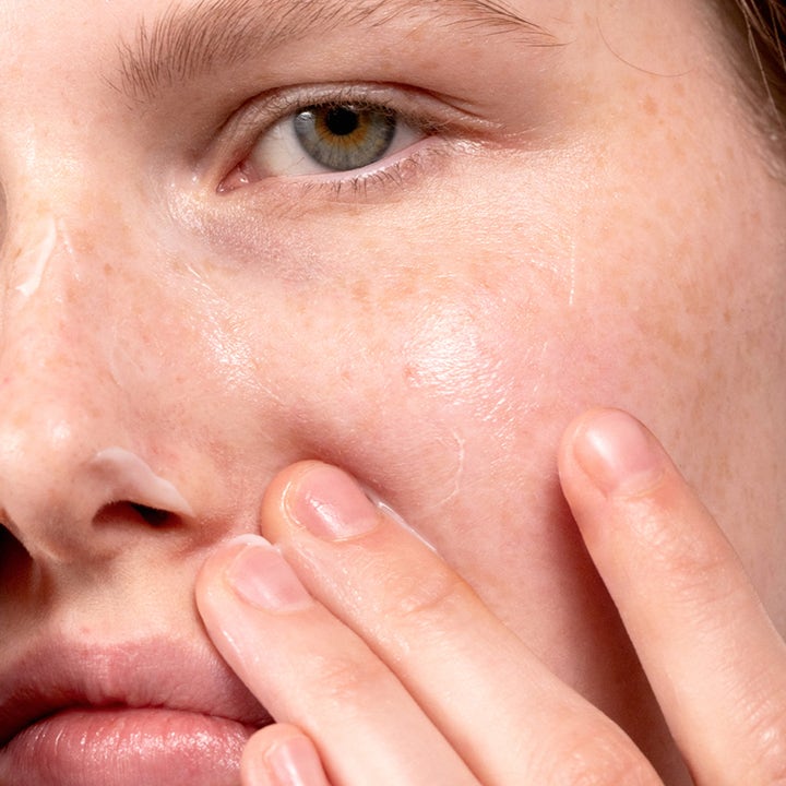 MÁDARA Derma Collagen Peptide Serum 30 ml påføres huden og giver en fugtgivende effekt på kinder og næse.