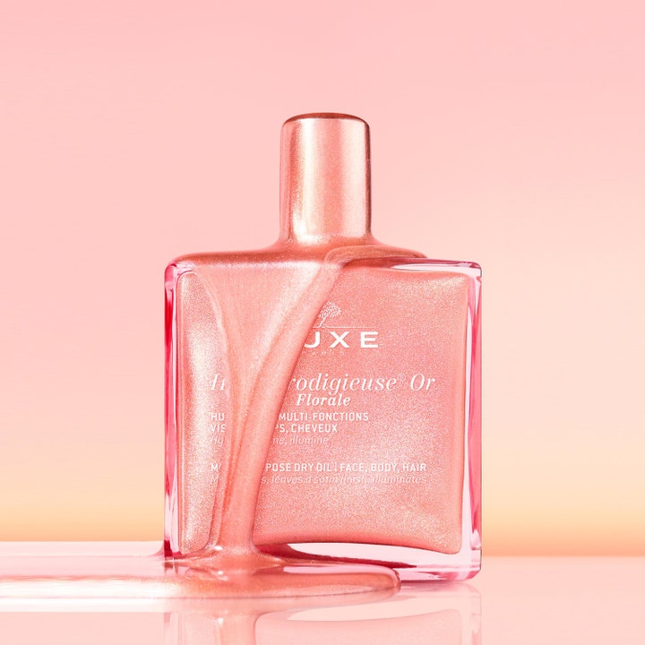 Nuxe Huile Prodigieuse Gold Florale 151 g kropsolie giver smuk glød med glitrende lyserød shimmer over flasken.