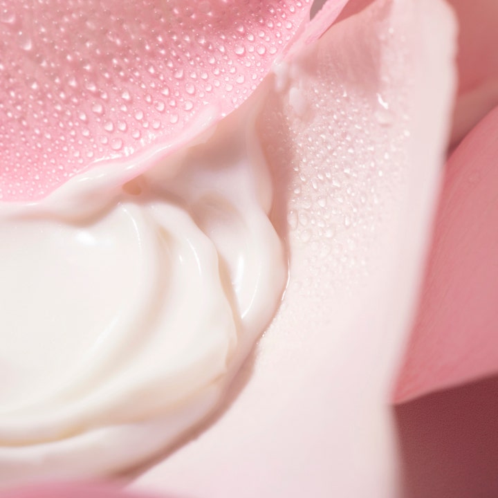 Nuxe Very Rose Makeup Removing Milk 200 ml cremet ansigtspleje med hvid konsistens på våde lyserøde rosenblade