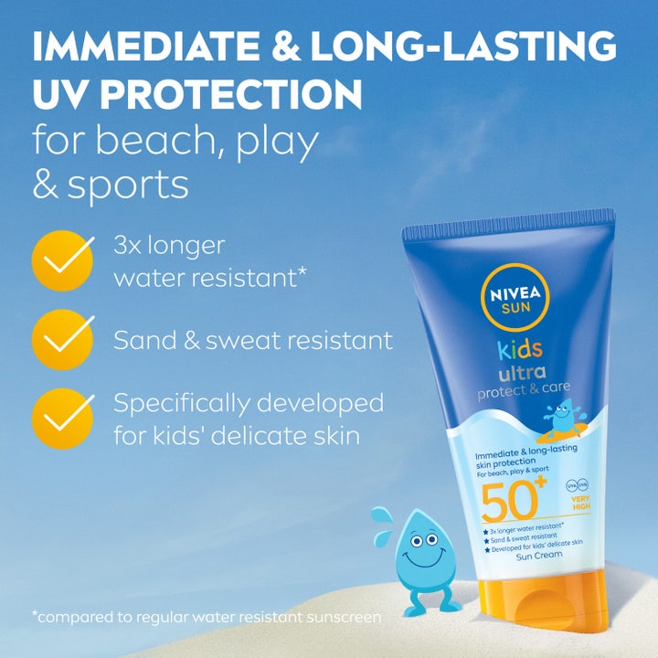 NIVEA Kids Ultra Protect & Play 150 ml solcreme SPF 50 giver vandafvisende solbeskyttelse i blå tube på sand.