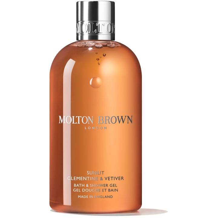 Molton Brown Sunlit Clementine & Vetiver 300ml opfriskende showergel i klar plastflaske med orange indhold og sølvlåg.