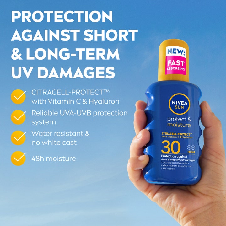 NIVEA Protect & Moisture Sun Spray 200 ml SPF30 fugtgivende solcreme med Vitamin C i blå flaske mod himlen.