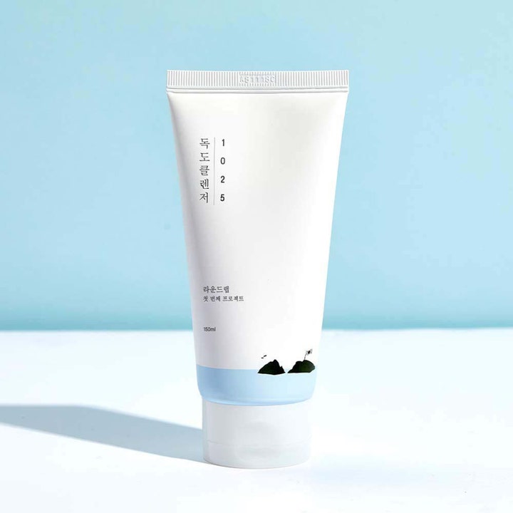 Round Lab 1025 Dokdo Cleanser 150 ml ansigtsrens i hvid tube tilfører fugt og fjerner urenheder