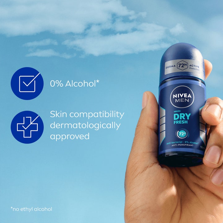 NIVEA MEN Dry Fresh Roll-On 50 ml giver 72 timers beskyttelse og holdes i en hånd mod en klar blå himmel.