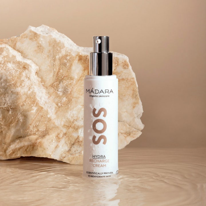 MÁDARA SOS Hydra Recharge Cream 50 ml fugtgivende dagcreme i hvid pumpeflaske stående i vand ved en lys sten