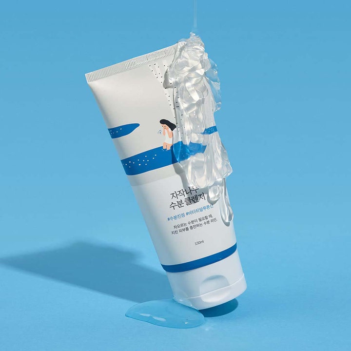 Round Lab Birch Juice Moisturizing Cleanser 150 ml fugtgivende ansigtsrens viser en klar gel-tekstur på hvid tube.
