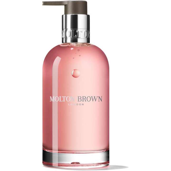 Molton Brown Delicious Rhubarb & Rose Hand Wash 300 ml i gennemsigtig flaske med lyserød sæbe og sølvpumpe