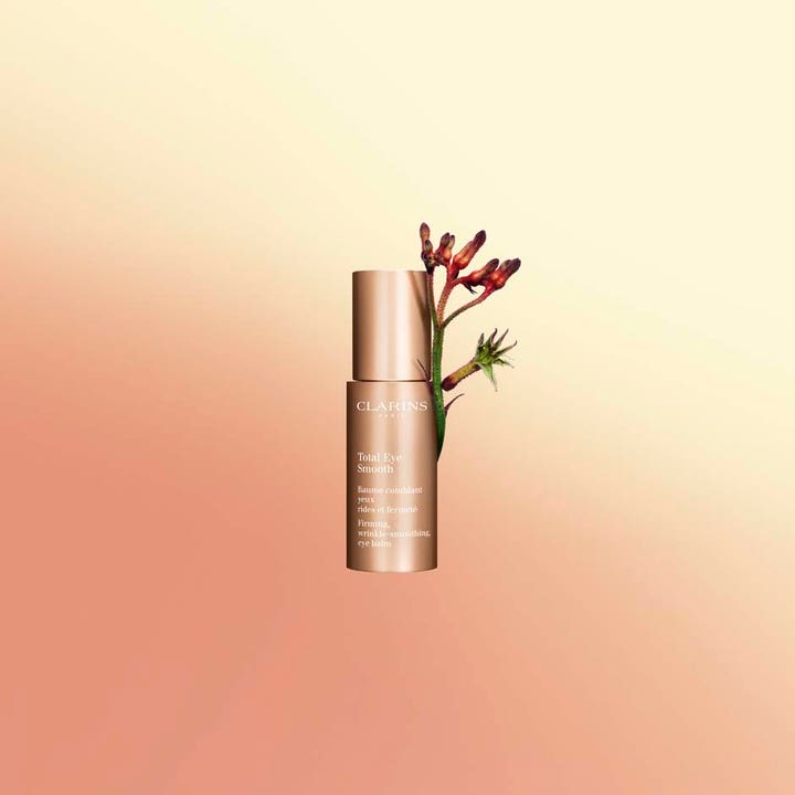 Clarins Total Eye Smooth 15 ml opstrammende øjencreme mod rynker i roséguldfarvet flaske med rød plante