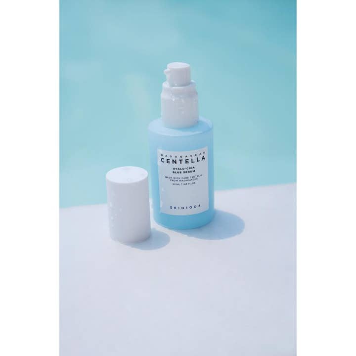 SKIN1004 Madagascar Centella Hyalu-Cica Blue Serum 30 ml fugtgivende ansigtsserum i blå flaske ved vand