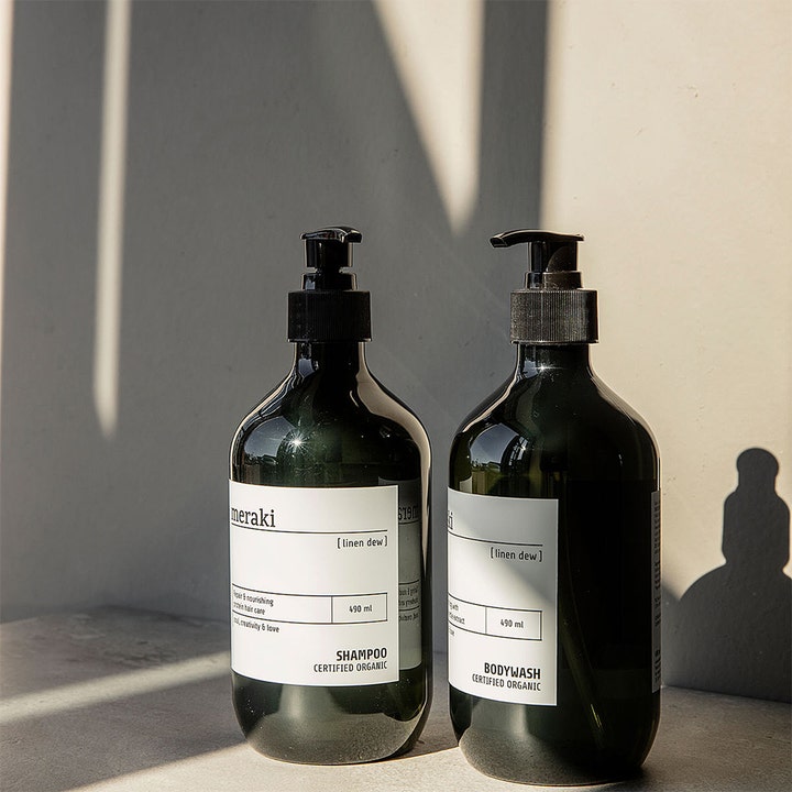 Meraki Linen Dew Body Wash 490 ml økologisk bodywash i mørke flasker med pumpe og hvid label