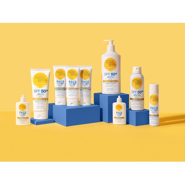 Bondi Sands SPF50+ Everyday Aerosol Mist Spray 160 g solspray i hvid emballage på blå blokke mod en gul baggrund