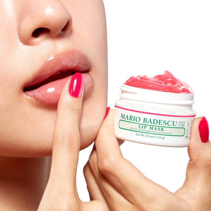 Mario Badescu Lip Mask Watermelon &amp; Basil 14 ml fugtgivende læbemaske med lyserød gel i hvid krukke påført læberne.