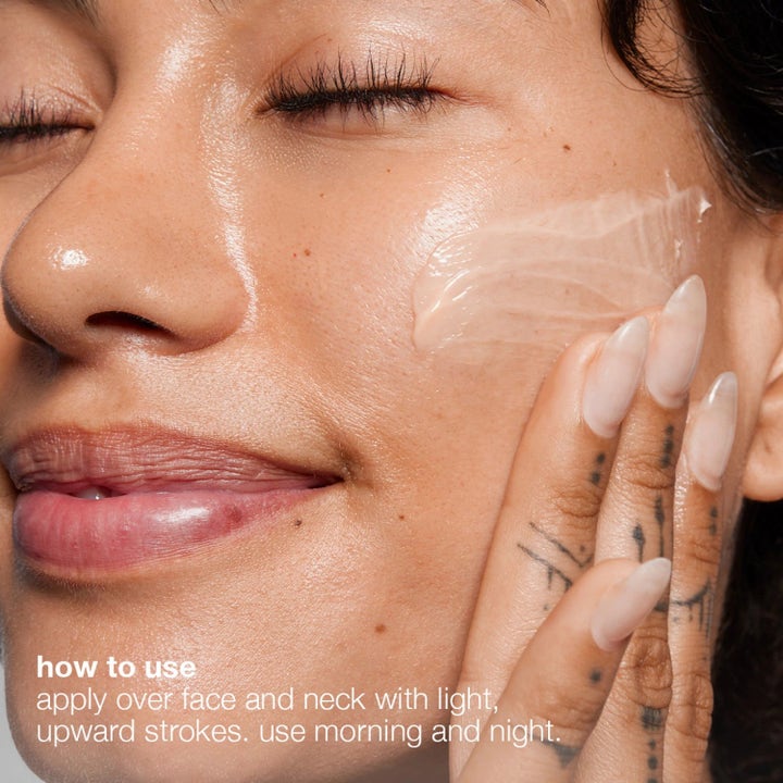 Dermalogica MultiVitamin Power Recovery Cream Duo ansigtscreme påføres huden med instruktioner om brug morgen og aften.