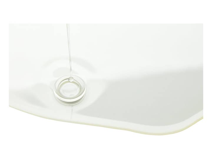 Klairs Gentle Black Cleansing Oil 150 ml mild rengøringsolie med en klar og let flydende tekstur på hvid baggrund