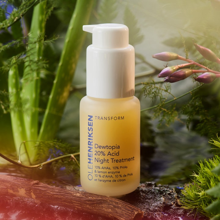 Ole Henriksen Dewtopia 20% Acid Night Treatment 30 ml eksfolierende serum i glasflaske med pumpe i naturmiljø