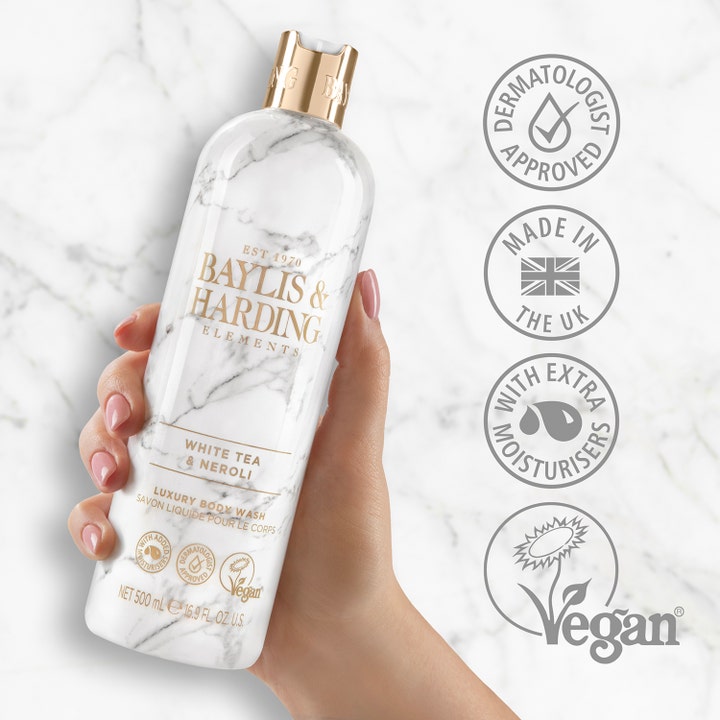 Baylis & Harding Elements White Tea & Neroli 500 ml vegansk bodywash i marmormønstret flaske med guldhætte holdt i hånden.