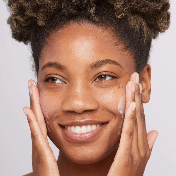 Dermalogica Skin Smoothing Cream 15 ml fugtgivende dagcreme påføres af en smilende kvinde