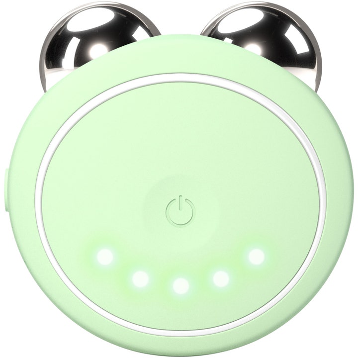FOREO BEAR™ 2 go Pistachio 1 stk. opstrammende mikrostrøm i lysegrøn med sølvkugler og lysende LED-indikatorer