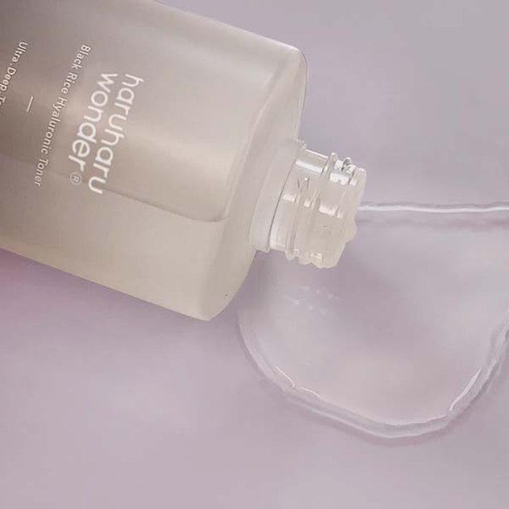 haruharu wonder Black Rice Hyaluronic Toner 150 ml fugtgivende toner med klar flydende tekstur og frostet flaske