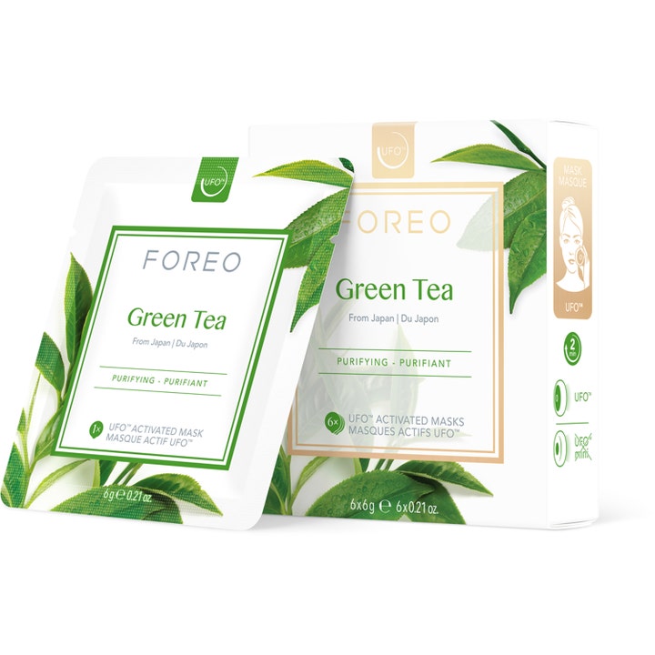FOREO Green Tea 6x6g rensende ansigtsmasker i hvid æske og brev prydet med friske grønne teblade og guld.