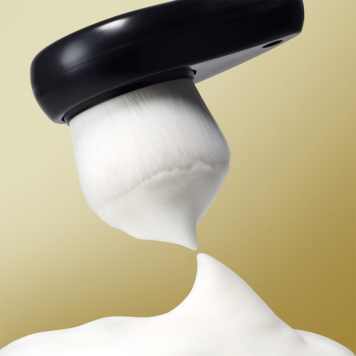 Sensai Ultimate The Creamy Soap 125 ml ansiktsrengøring med en sort børste der skaber et fyldigt cremet hvidt skum