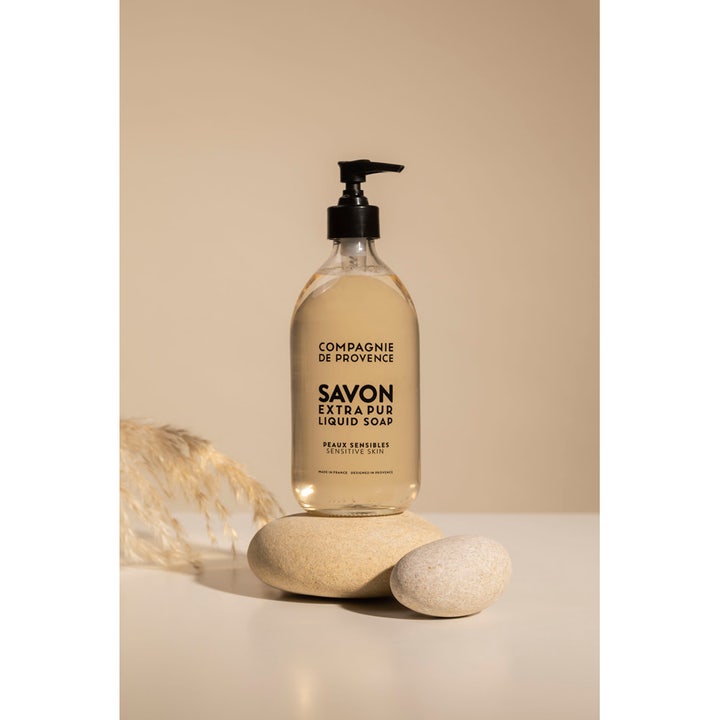 Compagnie de Provence Liquid Marseille Soap 495 ml giver pleje til sensitiv hud i glasflaske placeret på sten