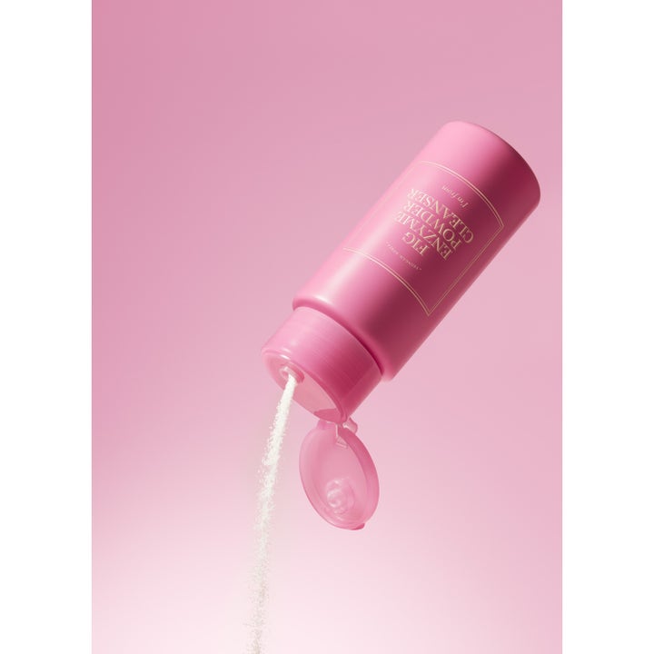 I'm from Fig Enzyme Powder Cleanser 50 g eksfolierende ansigtsrens i lyserød flaske med hvidt pulver der drysser ud