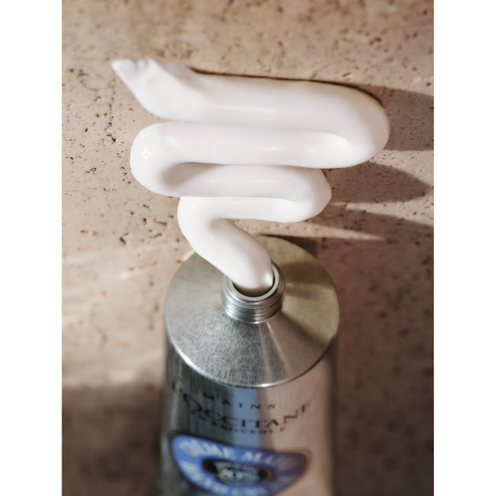 L'Occitane en Provence Shea Butter Hand Cream 150 ml nærende sheasmør håndcreme med hvid tekstur fra en sølvfarvet tube.