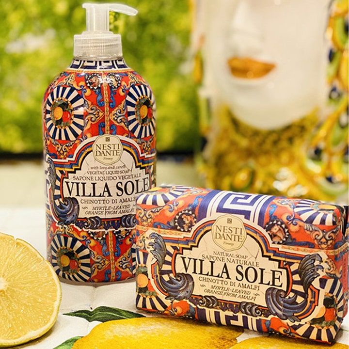Nesti Dante Villa Sole Gel Chinotto D'amalfi 500 ml håndsæbe i mønstret pumpeflaske og fast sæbe ved en citronskive