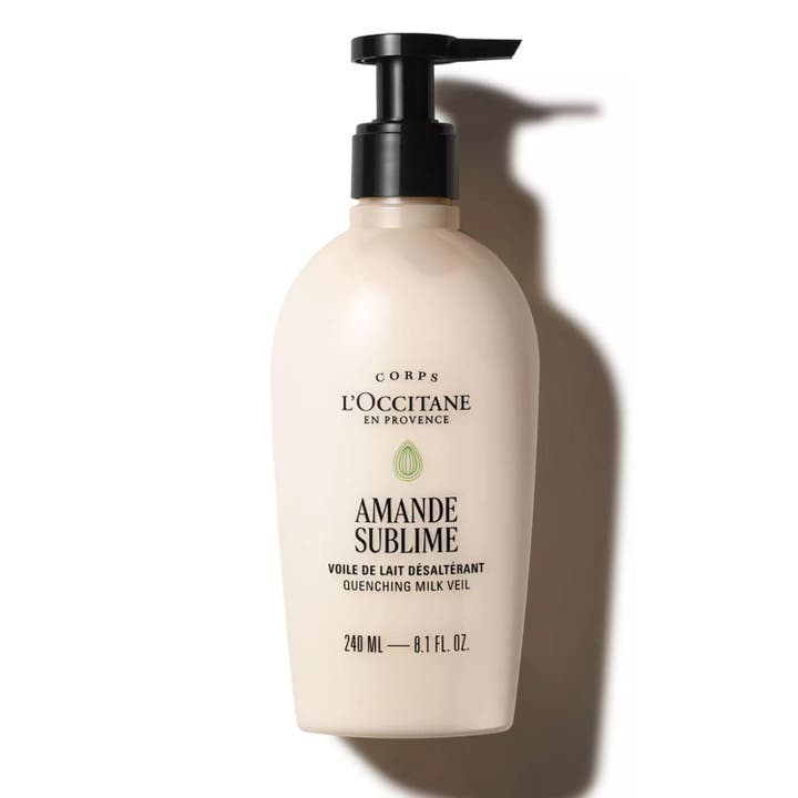 L'Occitane Almond Milk Veil 240 ml fugtgivende bodylotion i hvid plastflaske med praktisk pumpe og sølvdetaljer