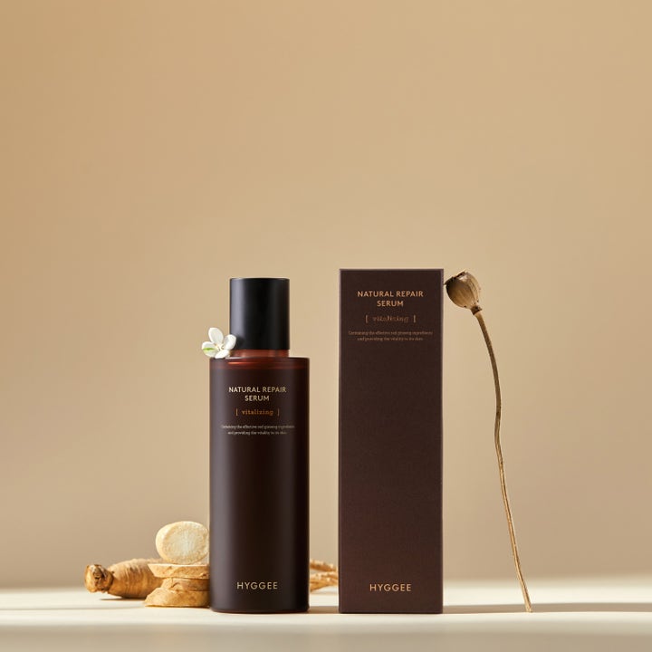 Hyggee Natural Repair Serum 120 ml reparerende ansigtsserum i brun flaske med ginsengrødder
