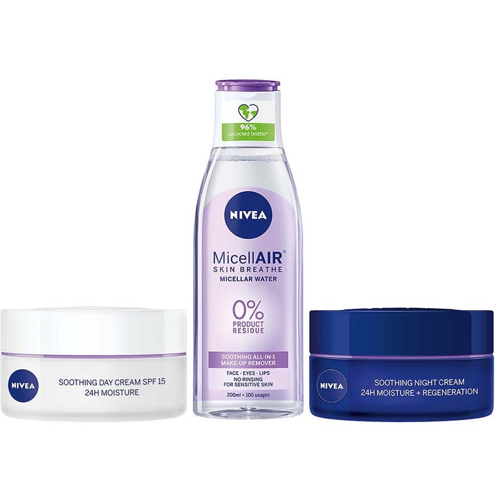 Nivea Soothing hudplejesæt med fugtgivende dagcreme natcreme og micellar water i hvide og blå krukker samt klar flaske.