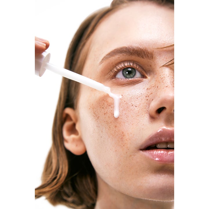 By Wishtrend Cera-barrier Soothing Ampoule 30 ml beroligende serum påføres med pipette som en hvid mælkeagtig dråbe