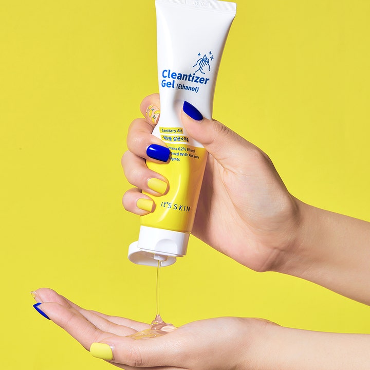 It'S SKIN Cleantizer Gel 100 ml rensende håndgel med ethanol og aloe vera trykkes ud af hvid og gul tube.
