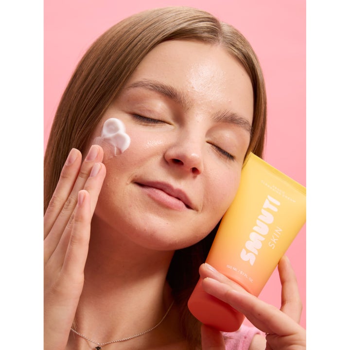 Smuuti Skin Peach Cleansing Cream 150 ml ansigtsrens påføres med cremet konsistens på huden.