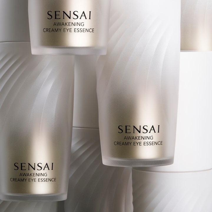 Sensai Awakening Creamy Eye Essence 20 g opfriskende øjencreme i frostet glas med hvidt låg og elegante guldnuancer