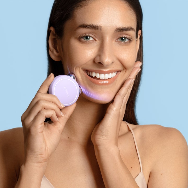 FOREO BEAR 2 go Lavender 1 stk hudpleje giver fasthed med mikrostrøm vist i brug på kæbelinjen