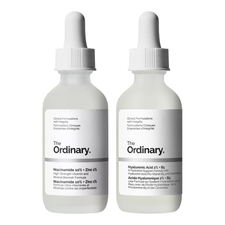 The Ordinary Niacinamide 10% + Zinc 1% og Hyaluronic Acid 2% + B5 serum i frostede glasflasker med hvide pipetter