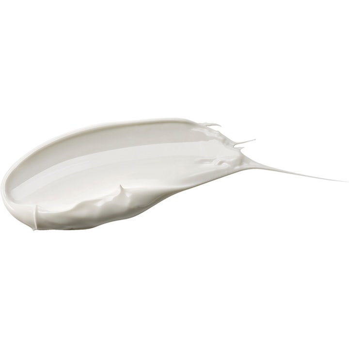 Huxley Sun Essence Stay Sun Safe SPF50+ 50 ml fugtgivende solcreme vist som en blød hvid tekstur swatch