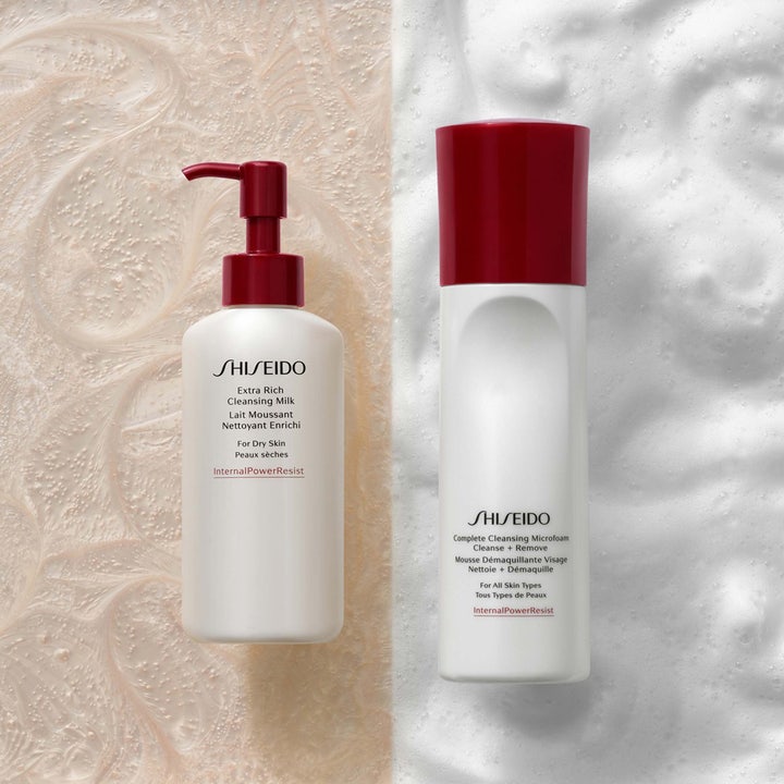 Shiseido Defend Cleansing Microfoam 180 ml ansigtsrens i hvid pumpeflaske vist på en baggrund af skum