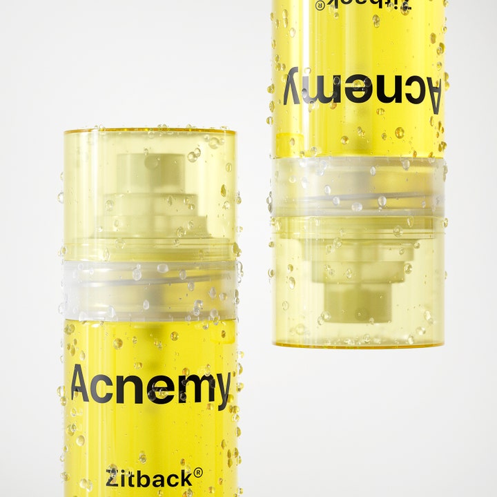 Niche Beauty Lab Acnemy Zitback 80 ml kropsspray mod urenheder i gul gennemsigtig emballage dækket af vanddråber