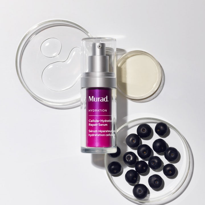 Murad Cellular Hydration Repair Serum 30 ml fugtgivende serum i lilla flaske med bær og tekstur i petriskåle
