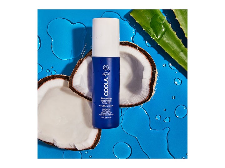 COOLA Refreshing Water Mist SPF18 50 ml ansigtsspray i blå flaske ved kokosnød og aloe vera på blå baggrund