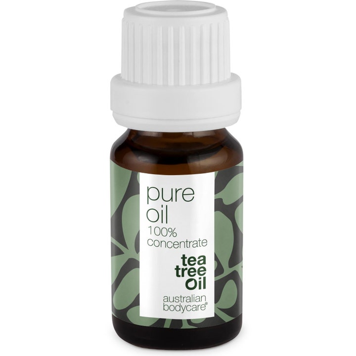 Australian Bodycare Pure Tea Tree Oil 10 ml modvirker urenheder i lille brun glasflaske med hvidt låg.